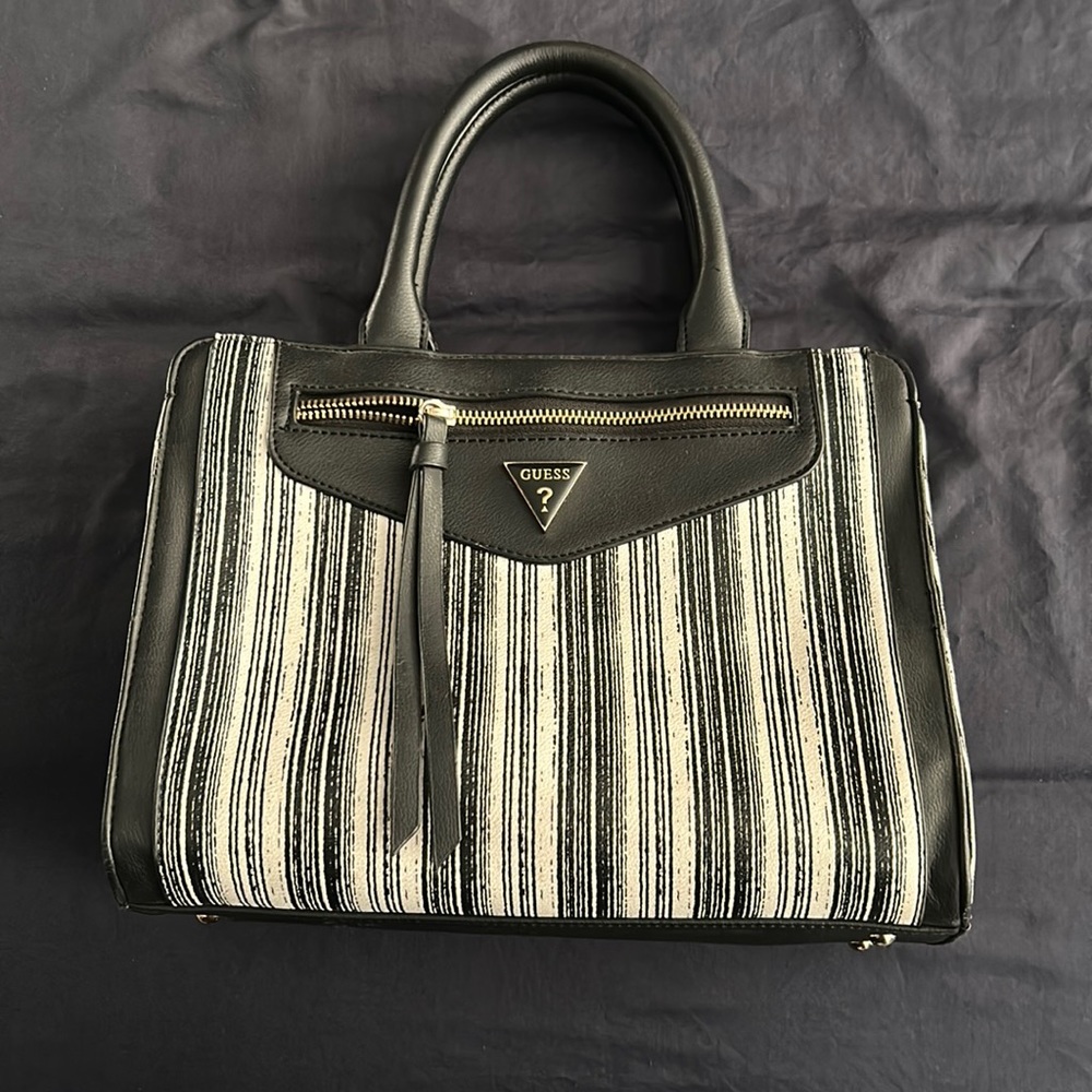 COPY - Guess Purse - excellent condition - black and white